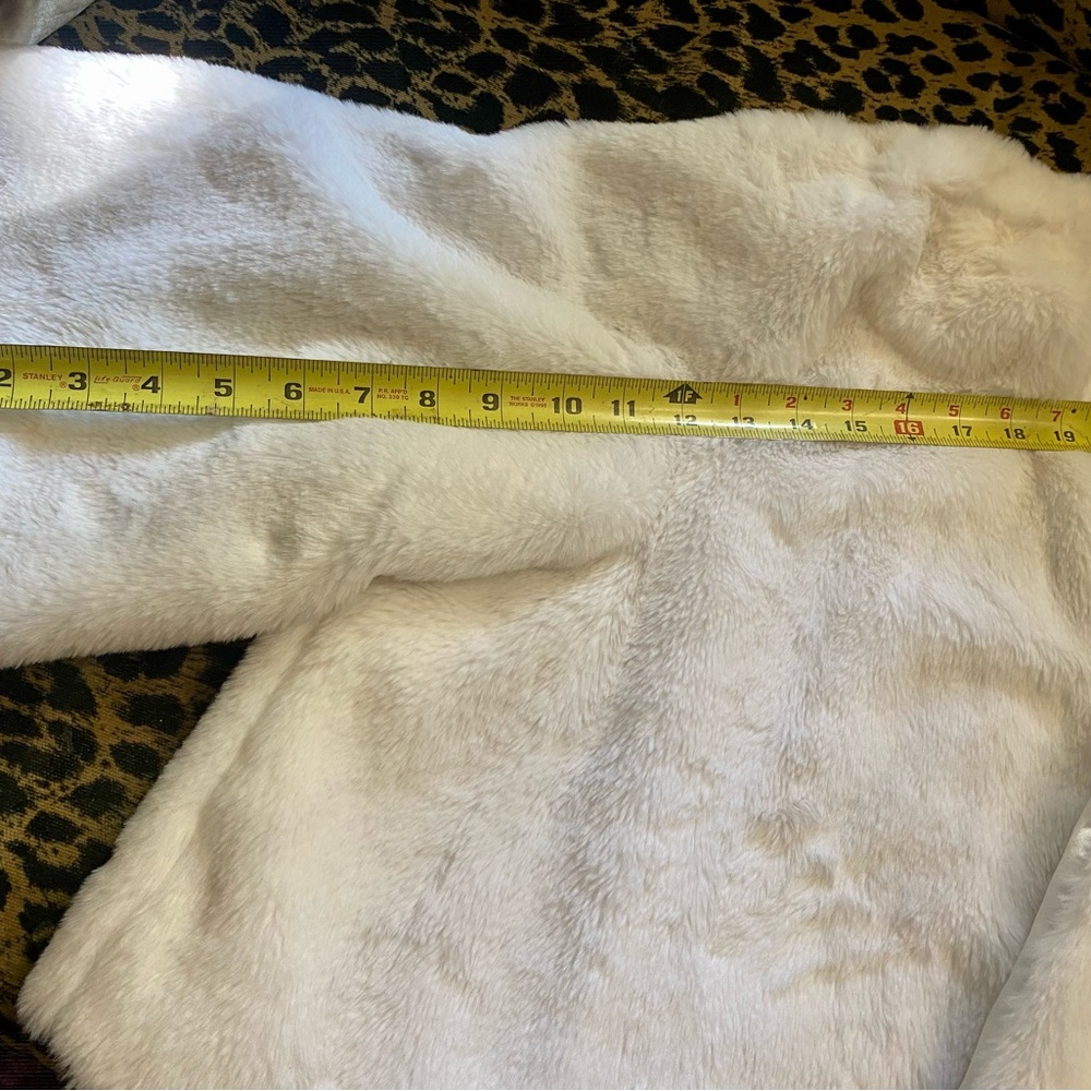 Haani Faux Fur Capelike coat in white with clasp - Picture 5 of 11